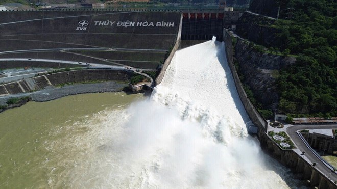 Thủy điện Hòa Bình đóng 2 cửa xả đáy từ 16h ngày 19/7 và 7h ngày 20/7- Ảnh 1. Thủy điện Hòa Bình đóng 2 cửa xả đáy từ 16h ngày 19/7 và 7h ngày 20/7- Ảnh 1.