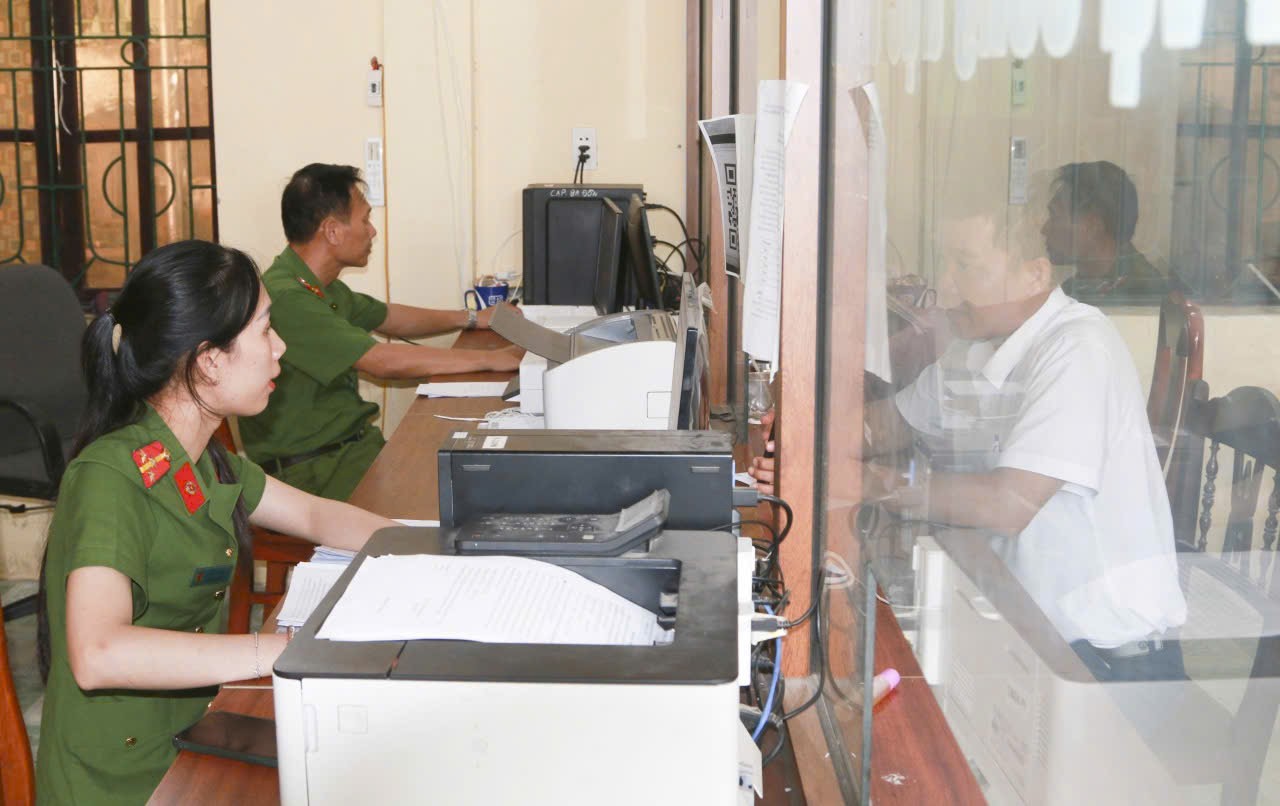 Công an xã nhanh chóng bắt nhịp với hoạt động chính quyền hai cấp- Ảnh 1.