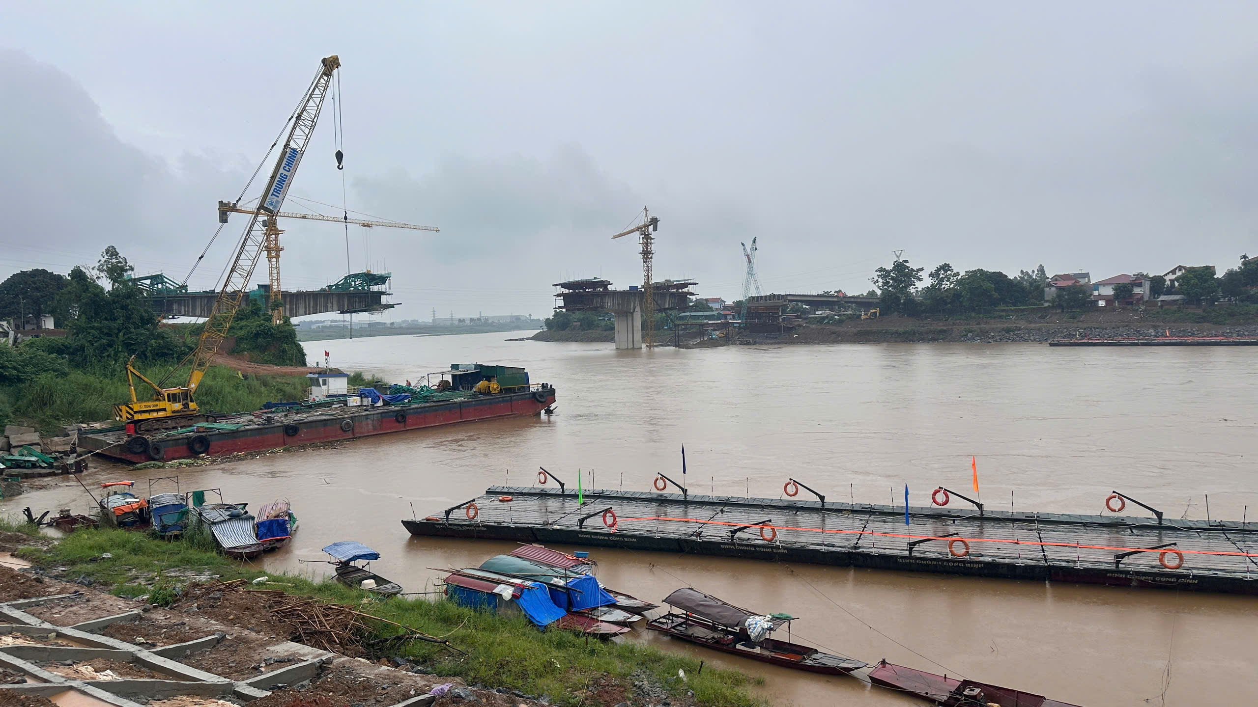 Tạm dừng vận hành phà quân sự qua khu vực cầu Phong Châu - Ảnh 1.