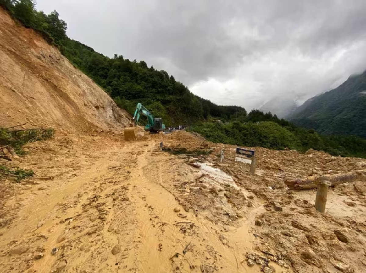 Bản tin 3/7: Đang đi bộ, người vợ chết lặng khi thấy chồng bị đất đá vùi lấp- Ảnh 1.