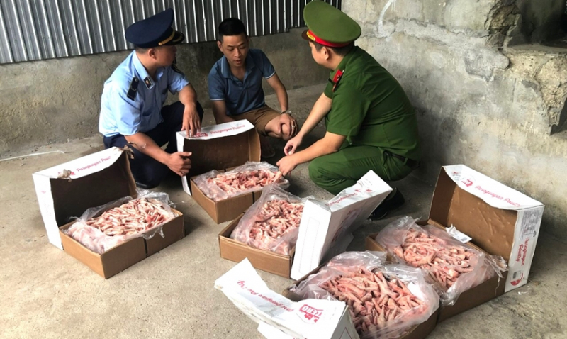 Tiêu huỷ 1 tấn chân gà đông lạnh mua trôi nổi trên mạng xã hội- Ảnh 1.