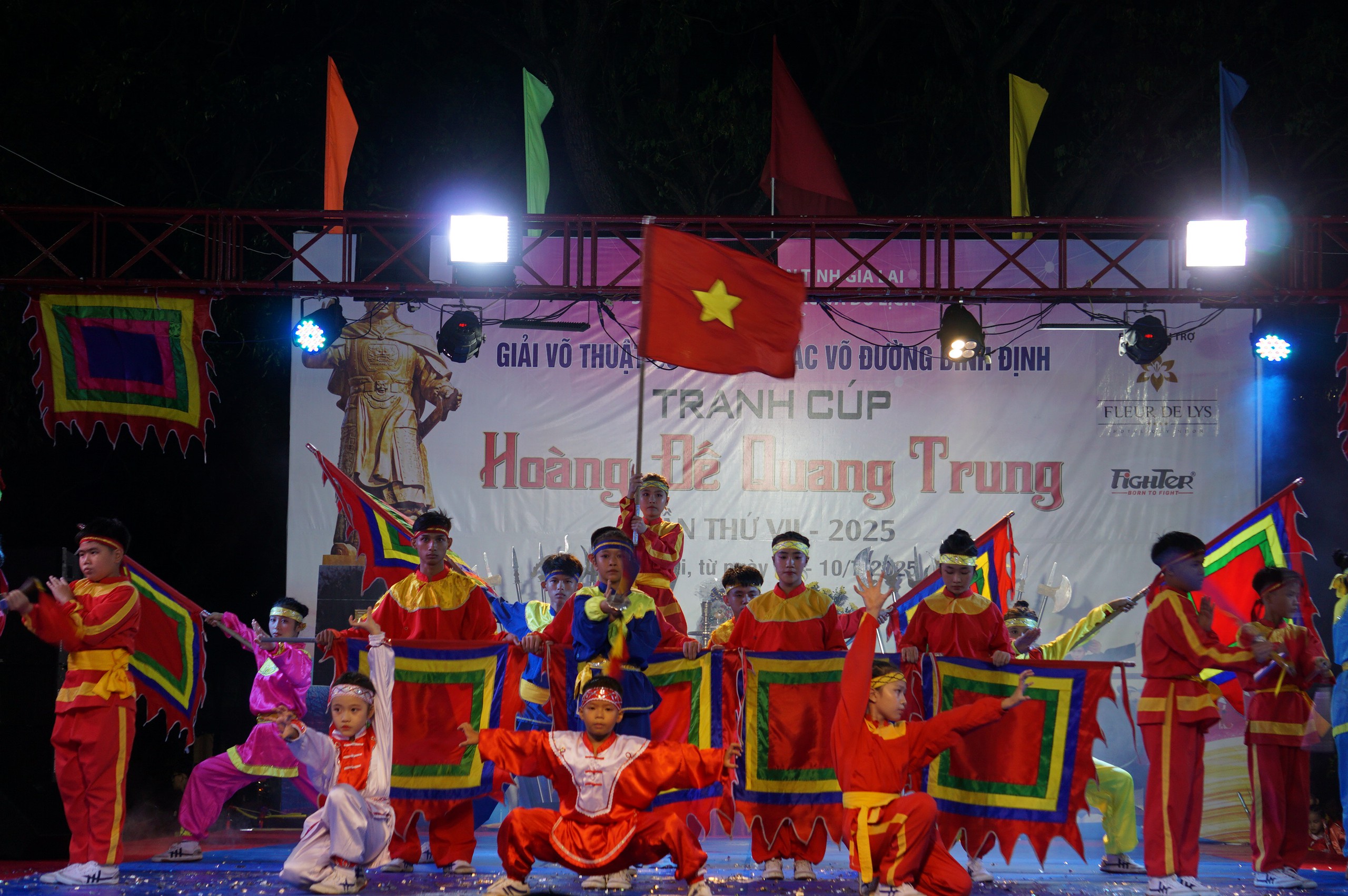 Đặc sắc màn biểu diễn võ cổ truyền trong đêm khai mạc- Ảnh 3.