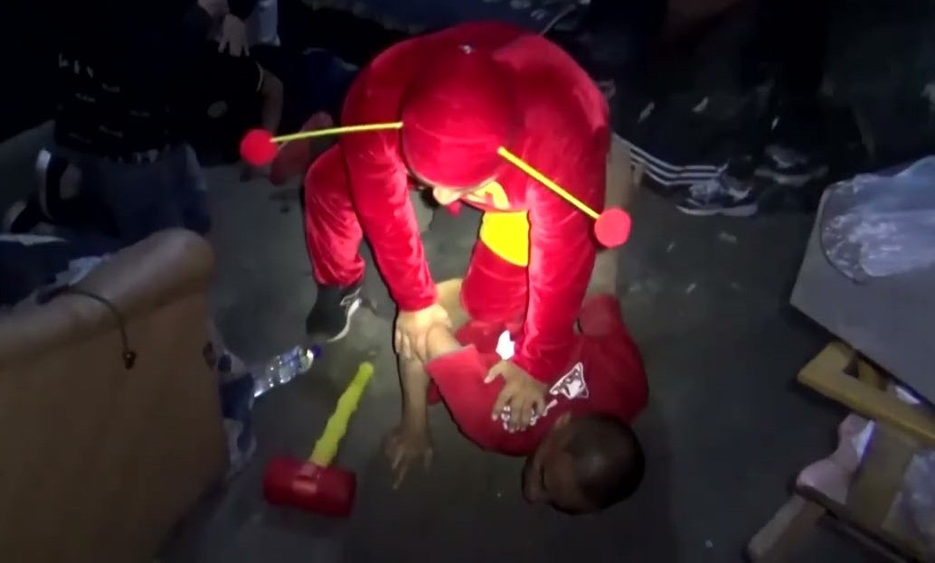 Cảnh sát sử dụng chiến thuật lạ khiến tội phạm ma túy "đứng hình"- Ảnh 1. Cảnh sát sử dụng chiến thuật lạ khiến tội phạm ma túy "đứng hình"- Ảnh 1.