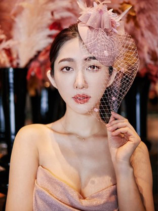 Bỏ trứng vào lò vi sóng, nữ diễn viên xinh đẹp gặp sự cố bị thủng giác mạc - Ảnh 1.