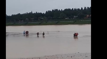 Công an Quảng Ngãi cứu sống 2 anh em suýt đuối nước trên sông Đăk Bla- Ảnh 1.