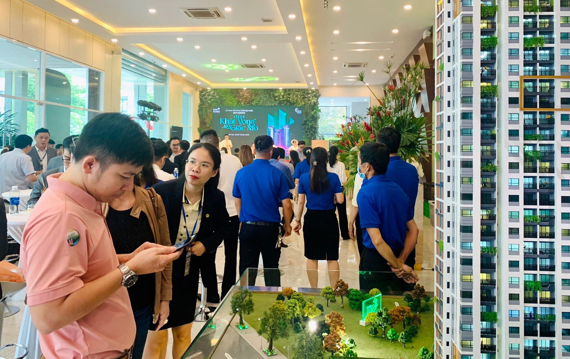 Người trẻ mua nhà - Bài 1: Giá nhà phi mã, thu nhập bèo bọt, người trẻ Việt lỡ dở giấc mộng an cư? - Ảnh 2.
