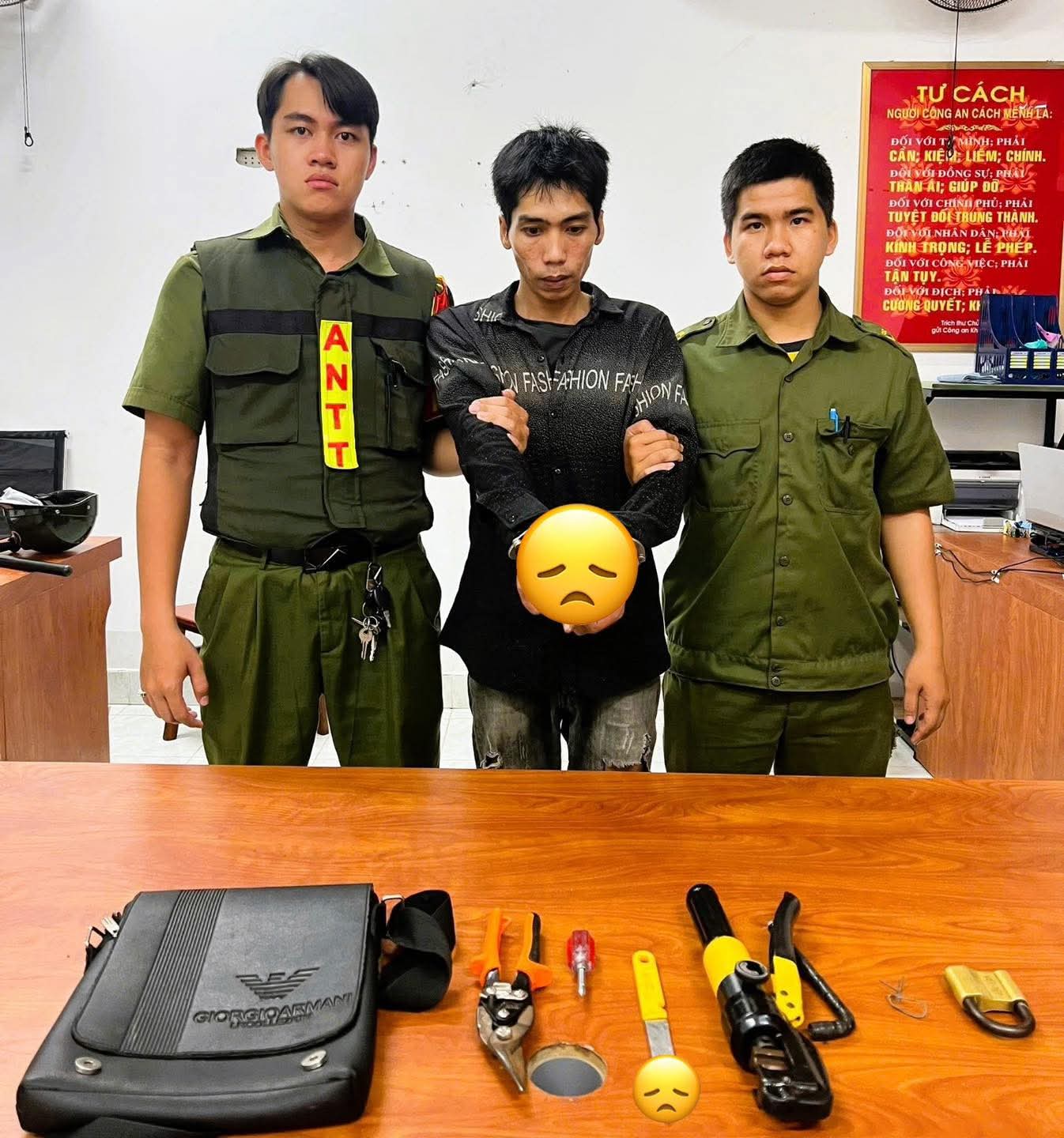 2 nghi phạm "bỏ của" tháo chạy khi gặp công an tuần tra- Ảnh 1.