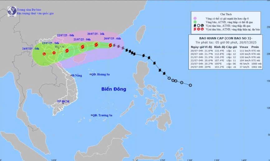 Hà Tĩnh: Kịp thời cứu hộ, đưa 34 người trên tàu chìm vào bờ an toàn- Ảnh 3. Hà Tĩnh: Kịp thời cứu hộ, đưa 34 người trên tàu chìm vào bờ an toàn- Ảnh 3.
