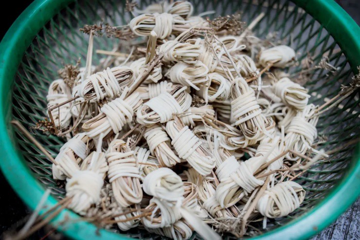 Loại cây dại xưa chỉ để bện dép, ai tinh mắt hái đem bán 500.000 đồng/kg- Ảnh 4.