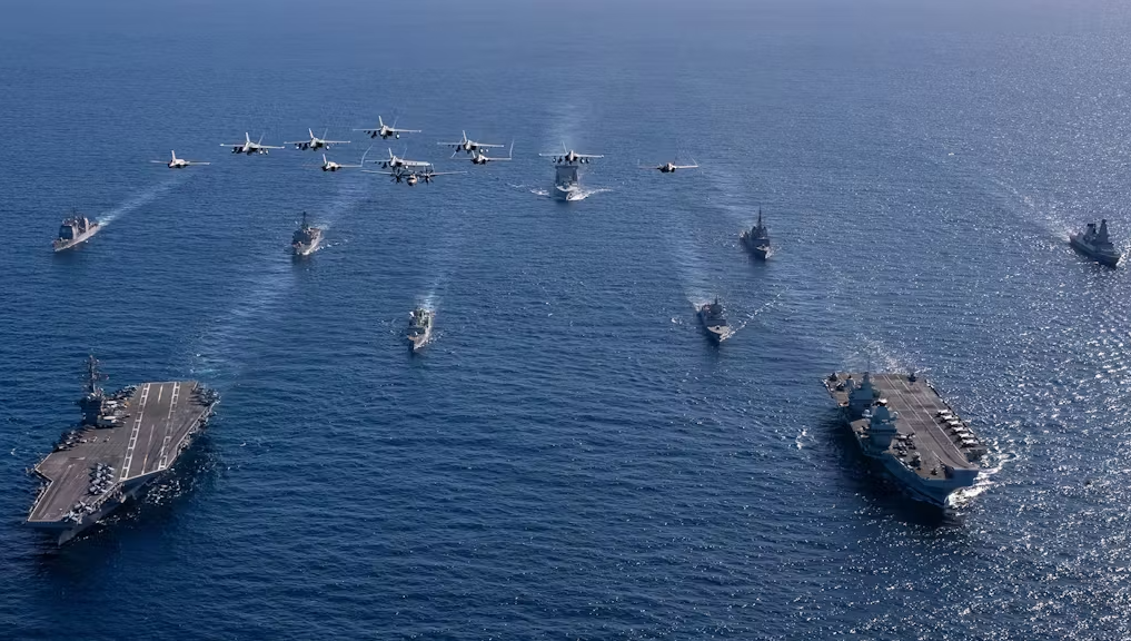 Khoảnh khắc tàu sân bay khổng lồ của Anh và Mỹ gặp nhau ở Thái Bình Dương- Ảnh 4. Khoảnh khắc tàu sân bay khổng lồ của Anh và Mỹ gặp nhau ở Thái Bình Dương- Ảnh 4.