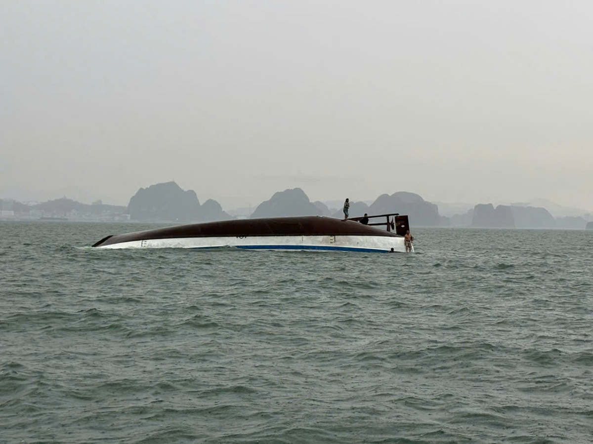 Bản tin 21/7: Thương tâm 17 người Hà Nội tử vong trong vụ lật tàu du lịch trên vịnh Hạ Long - Ảnh 1.