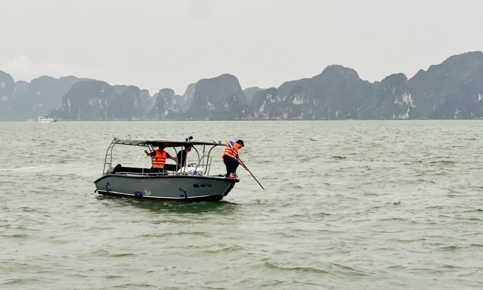 Tìm thấy thi thể cháu bé trong vụ lật tàu trên vịnh Hạ Long- Ảnh 1. Tìm thấy thi thể cháu bé trong vụ lật tàu trên vịnh Hạ Long- Ảnh 1.