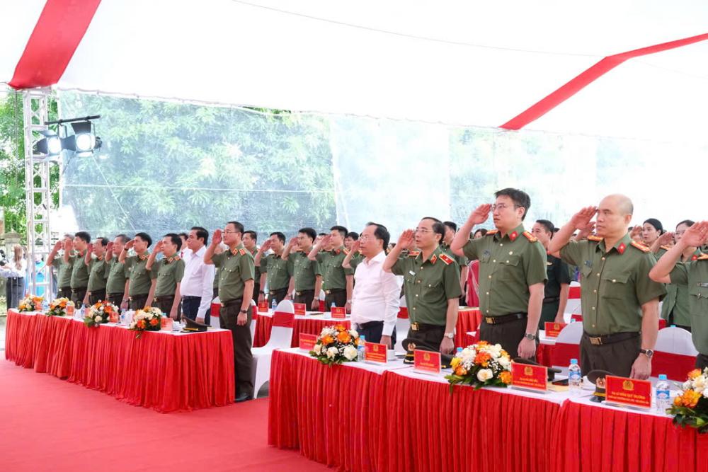 Thứ trưởng Bộ Công an dự ngày hội Toàn dân bảo vệ an ninh Tổ quốc tại Hà Tĩnh- Ảnh 1. Thứ trưởng Bộ Công an dự ngày hội Toàn dân bảo vệ an ninh Tổ quốc tại Hà Tĩnh- Ảnh 1.