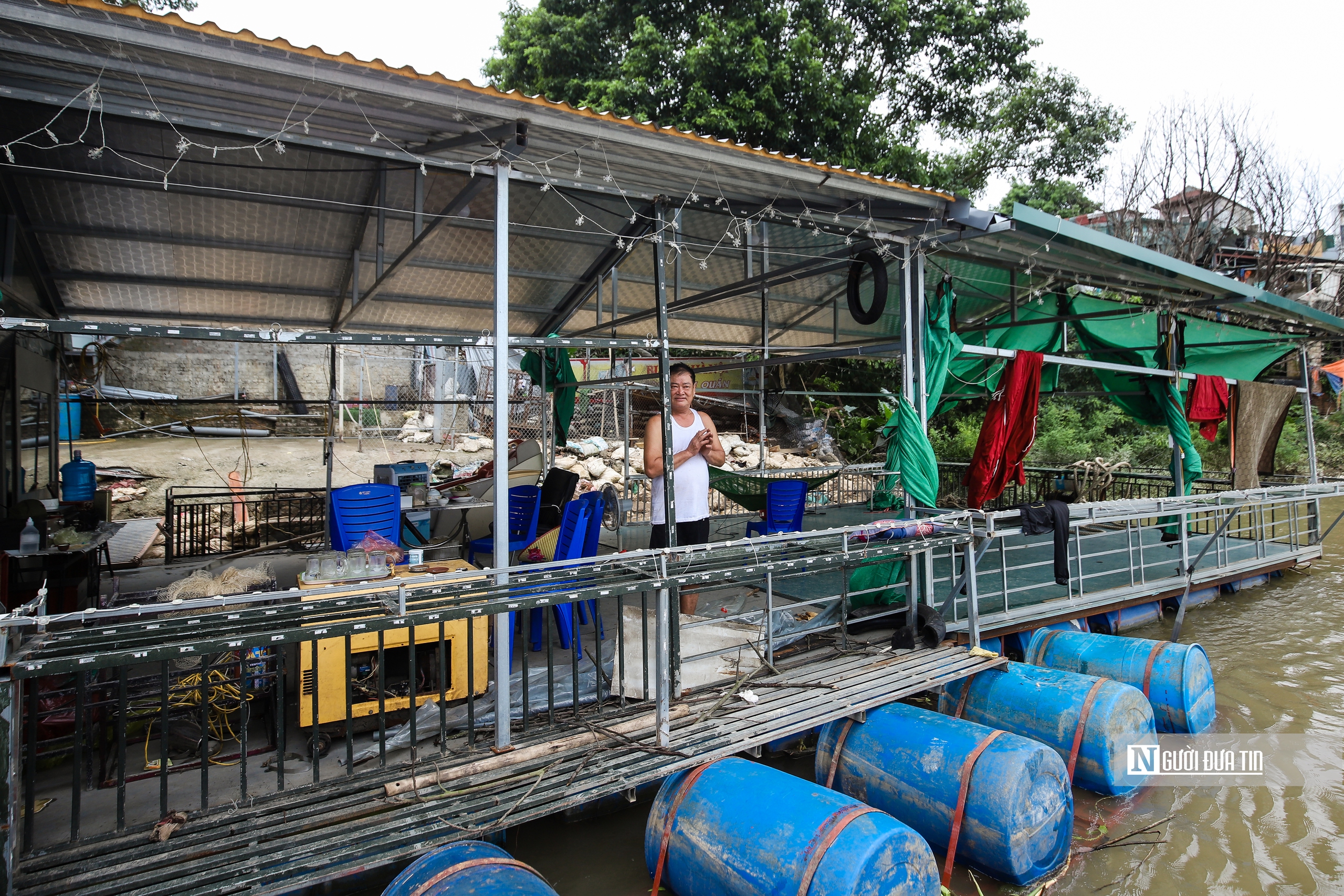 Xóm nổi ven sông Hồng trước bão số 3- Ảnh 11. Xóm nổi ven sông Hồng trước bão số 3- Ảnh 11.