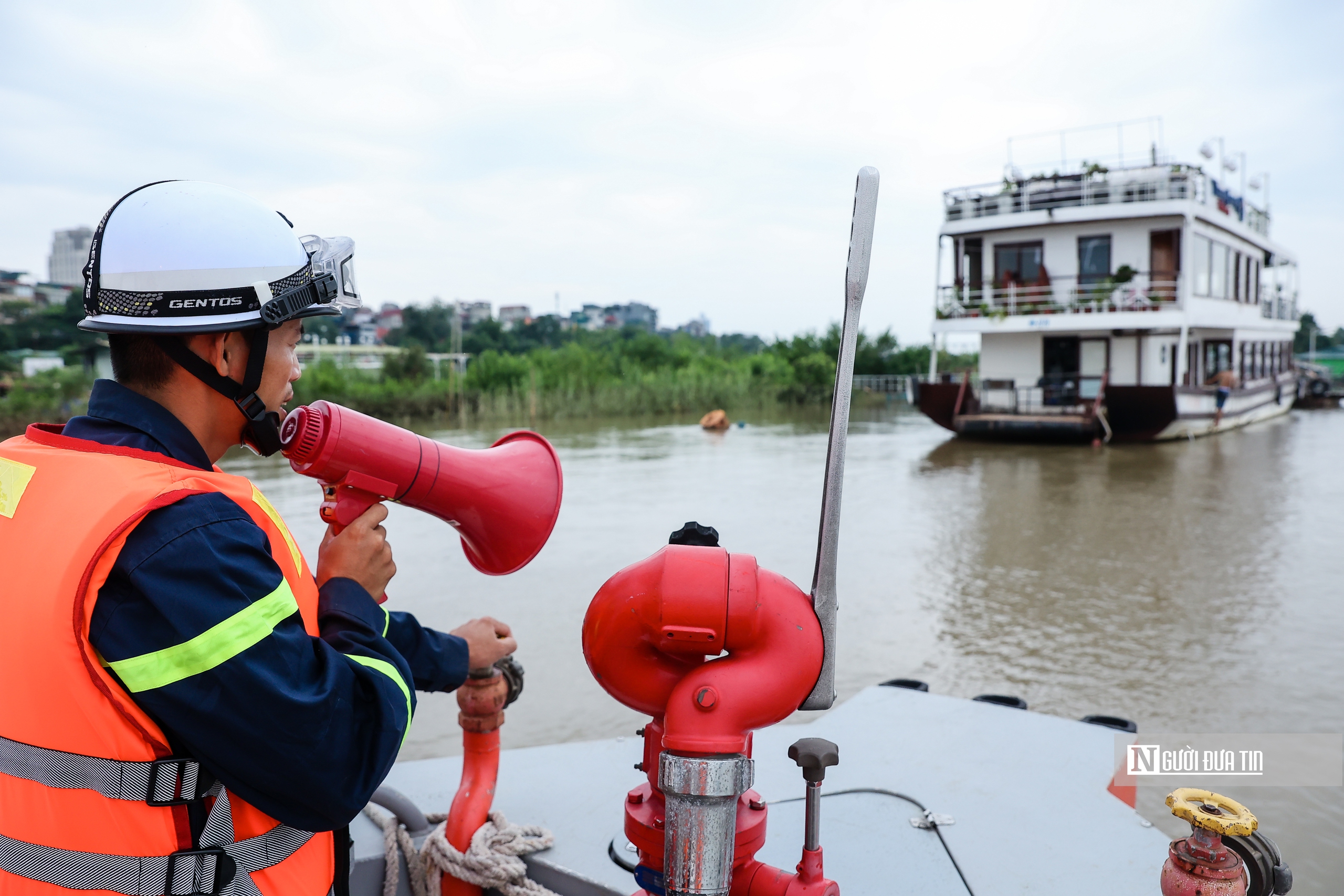 Xóm nổi ven sông Hồng trước bão số 3- Ảnh 6. Xóm nổi ven sông Hồng trước bão số 3- Ảnh 6.