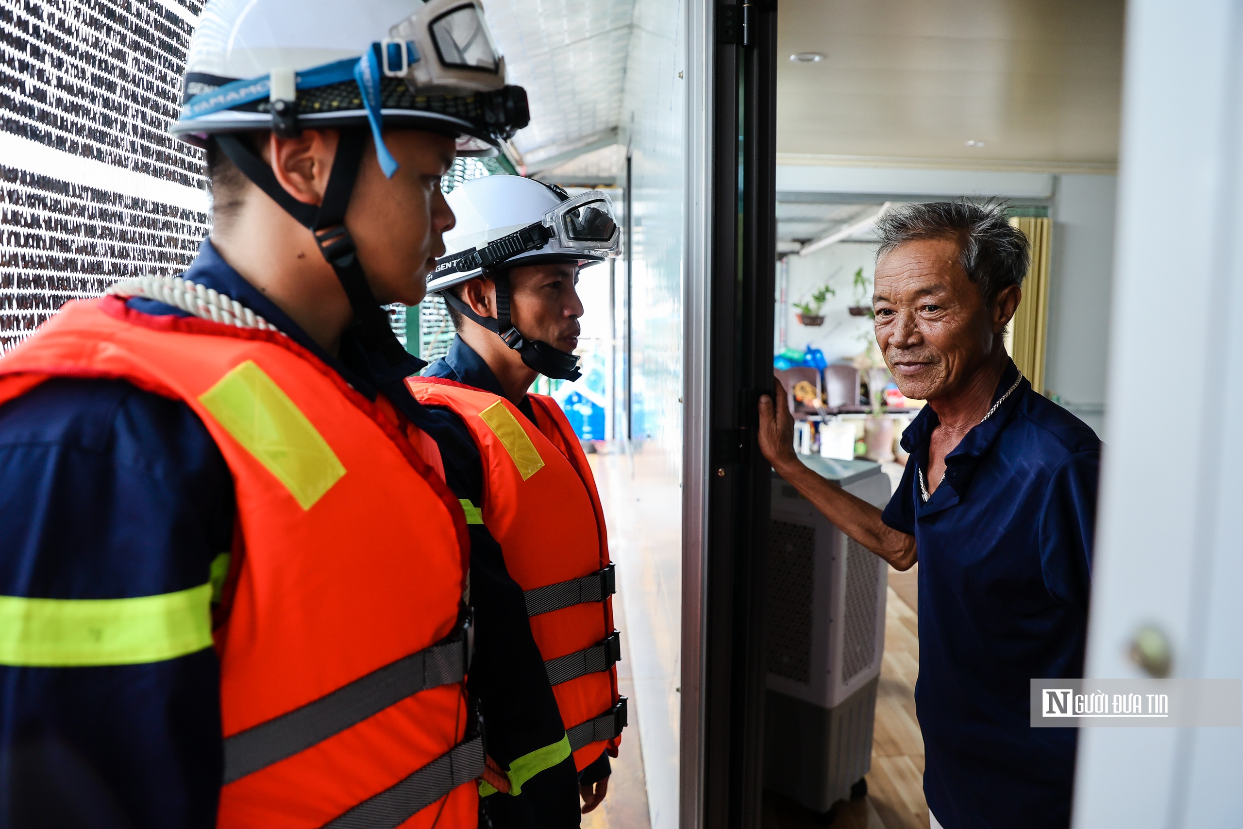 Xóm nổi ven sông Hồng trước bão số 3- Ảnh 7. Xóm nổi ven sông Hồng trước bão số 3- Ảnh 7.
