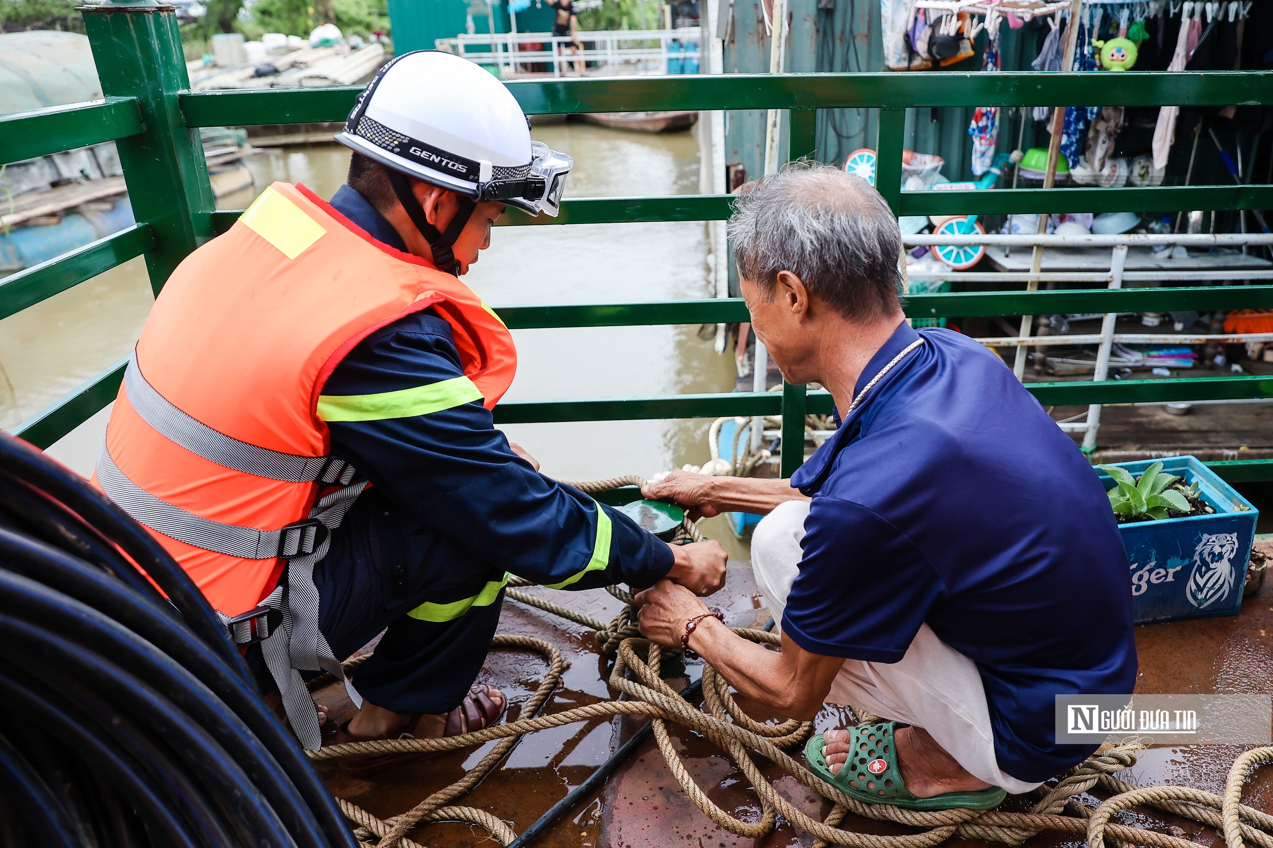 Xóm nổi ven sông Hồng trước bão số 3- Ảnh 9. Xóm nổi ven sông Hồng trước bão số 3- Ảnh 9.