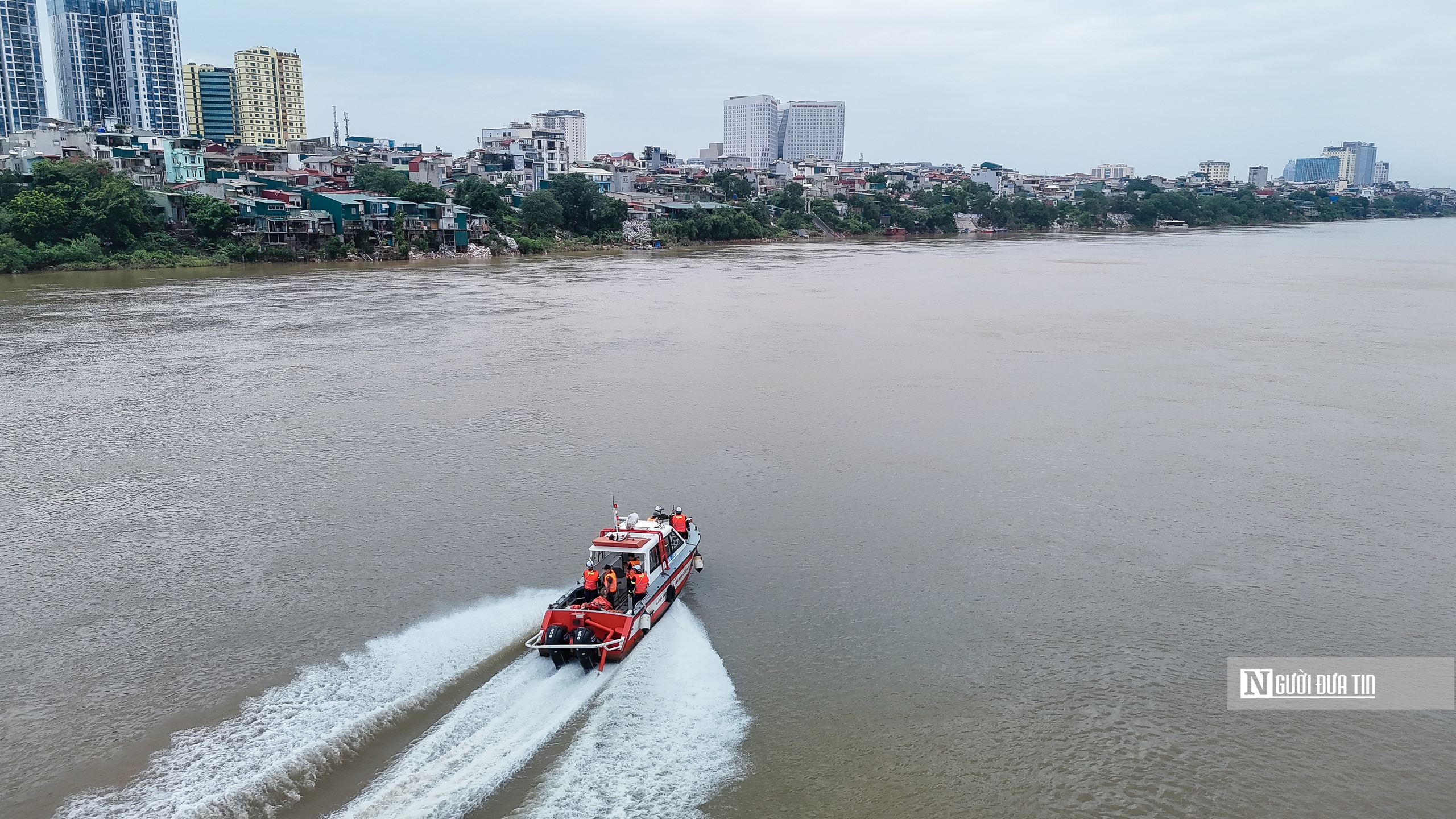 Xóm nổi ven sông Hồng trước bão số 3- Ảnh 4. Xóm nổi ven sông Hồng trước bão số 3- Ảnh 4.