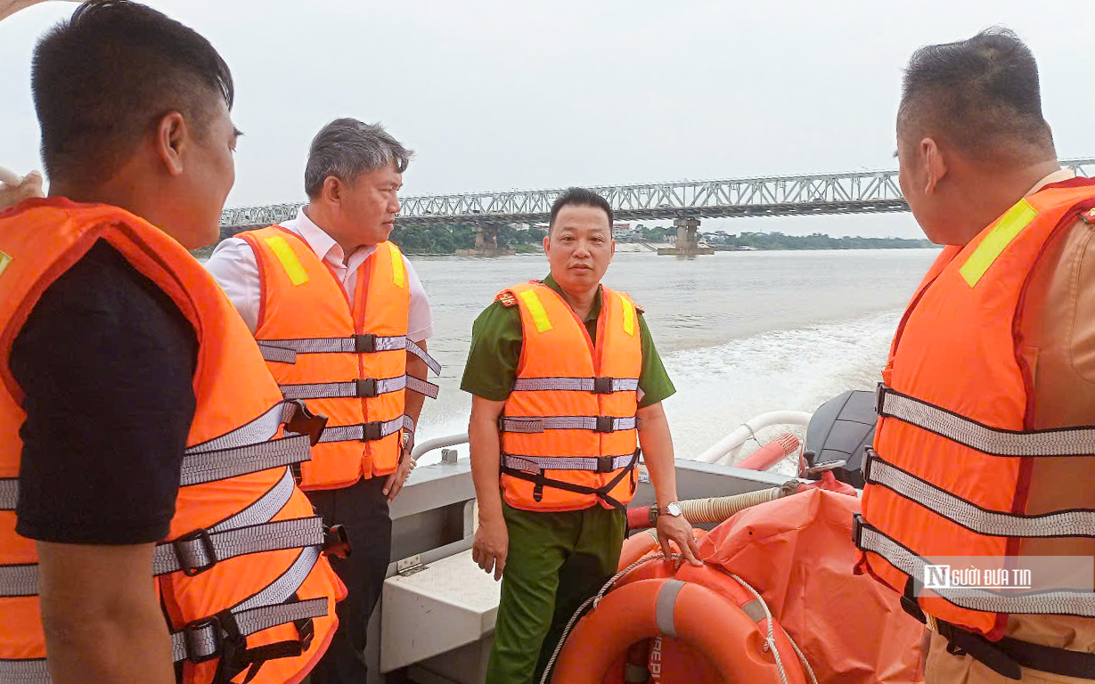 Xóm nổi ven sông Hồng trước bão số 3- Ảnh 17. Xóm nổi ven sông Hồng trước bão số 3- Ảnh 17.