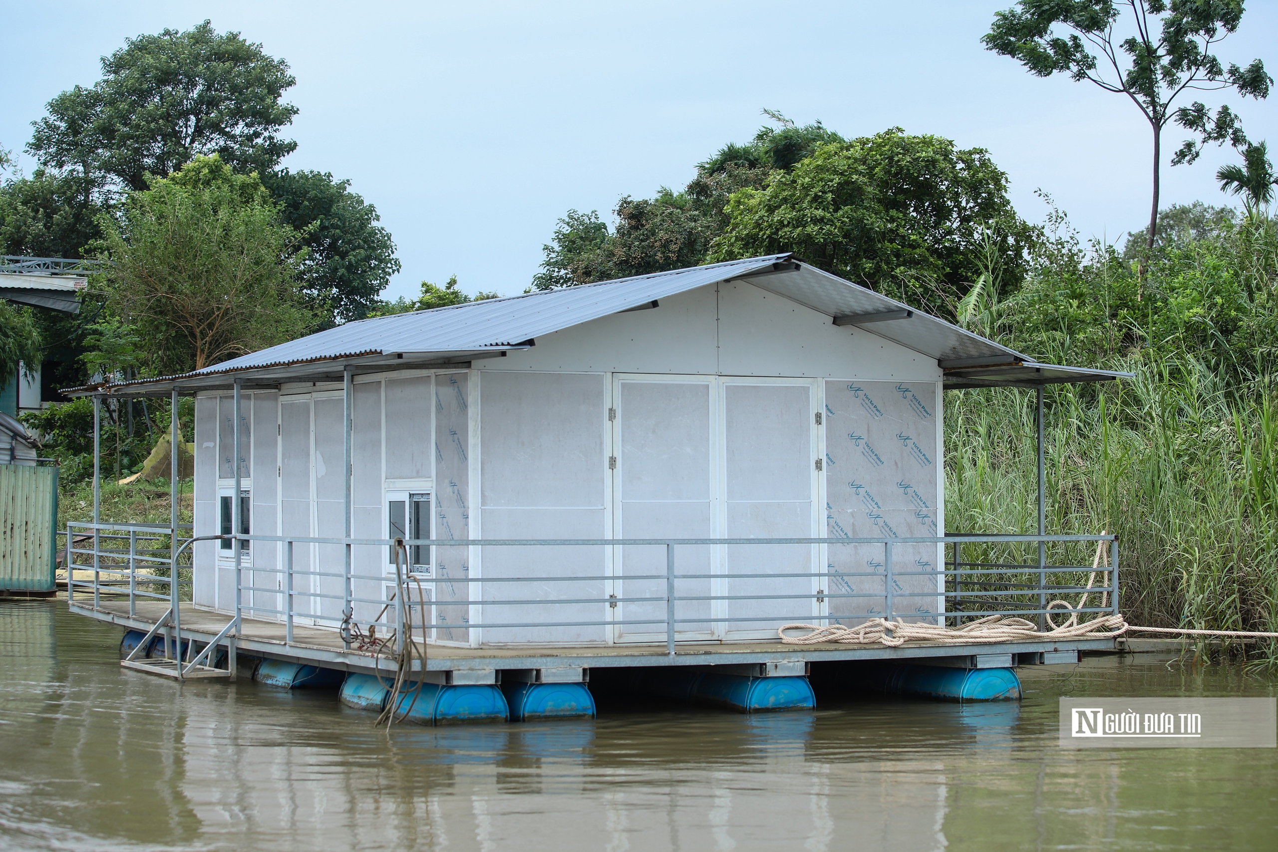 Xóm nổi ven sông Hồng trước bão số 3- Ảnh 14. Xóm nổi ven sông Hồng trước bão số 3- Ảnh 14.