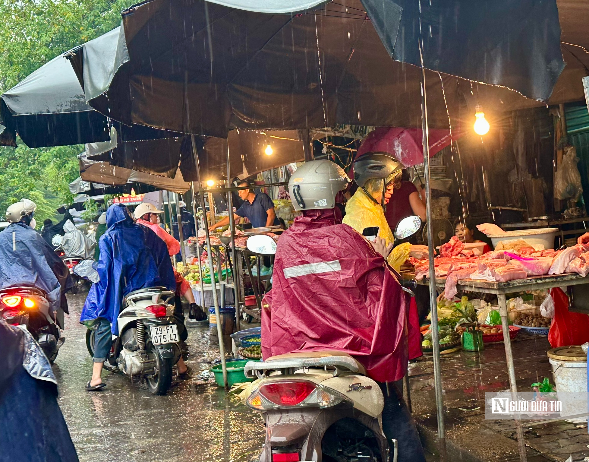 Thịt lợn, rau xanh đắt hàng trước giờ bão số 3 Wipha đổ bộ- Ảnh 2. Thịt lợn, rau xanh đắt hàng trước giờ bão số 3 Wipha đổ bộ- Ảnh 2.