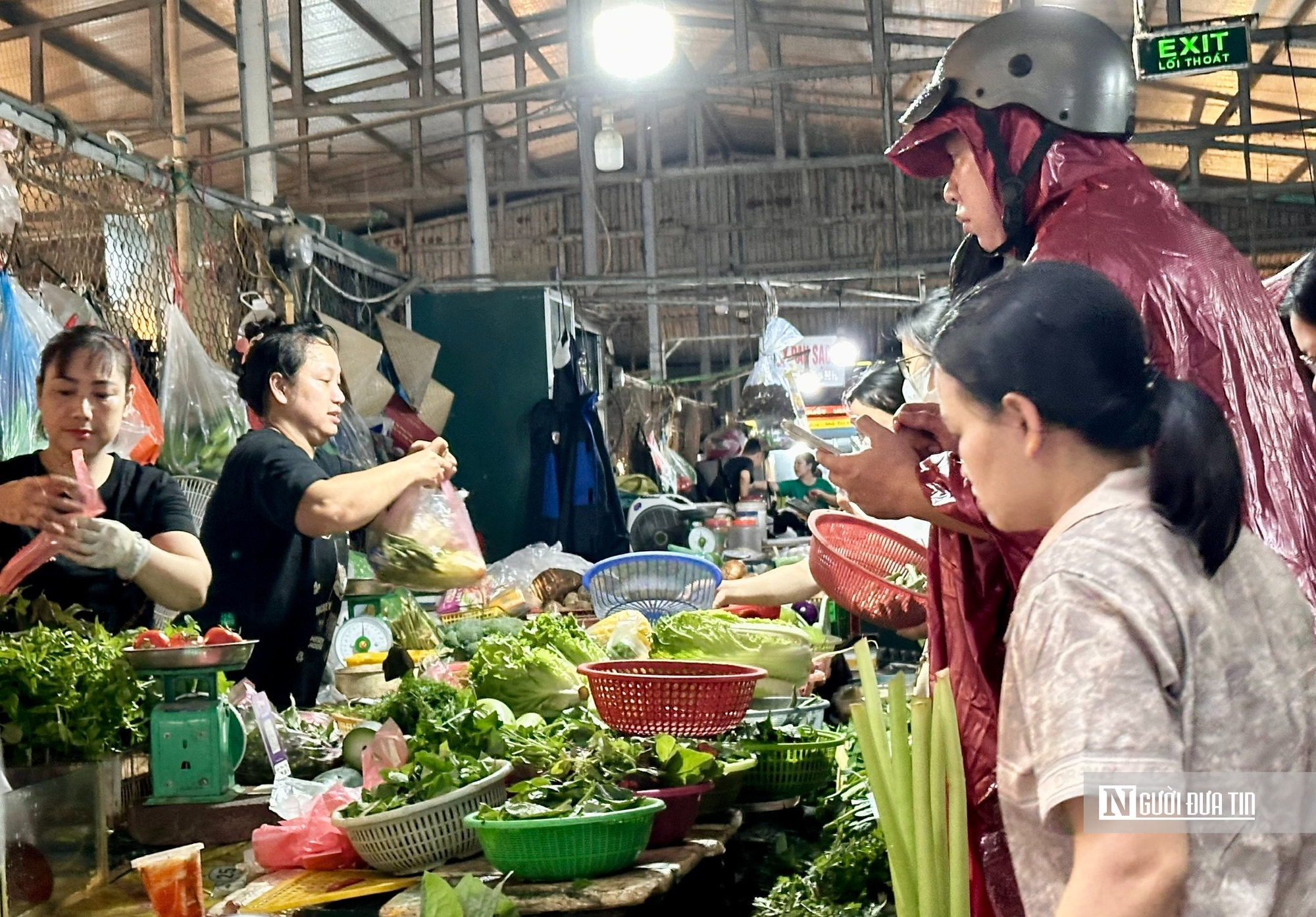 Thịt lợn, rau xanh đắt hàng trước giờ bão số 3 Wipha đổ bộ- Ảnh 3. Thịt lợn, rau xanh đắt hàng trước giờ bão số 3 Wipha đổ bộ- Ảnh 3.