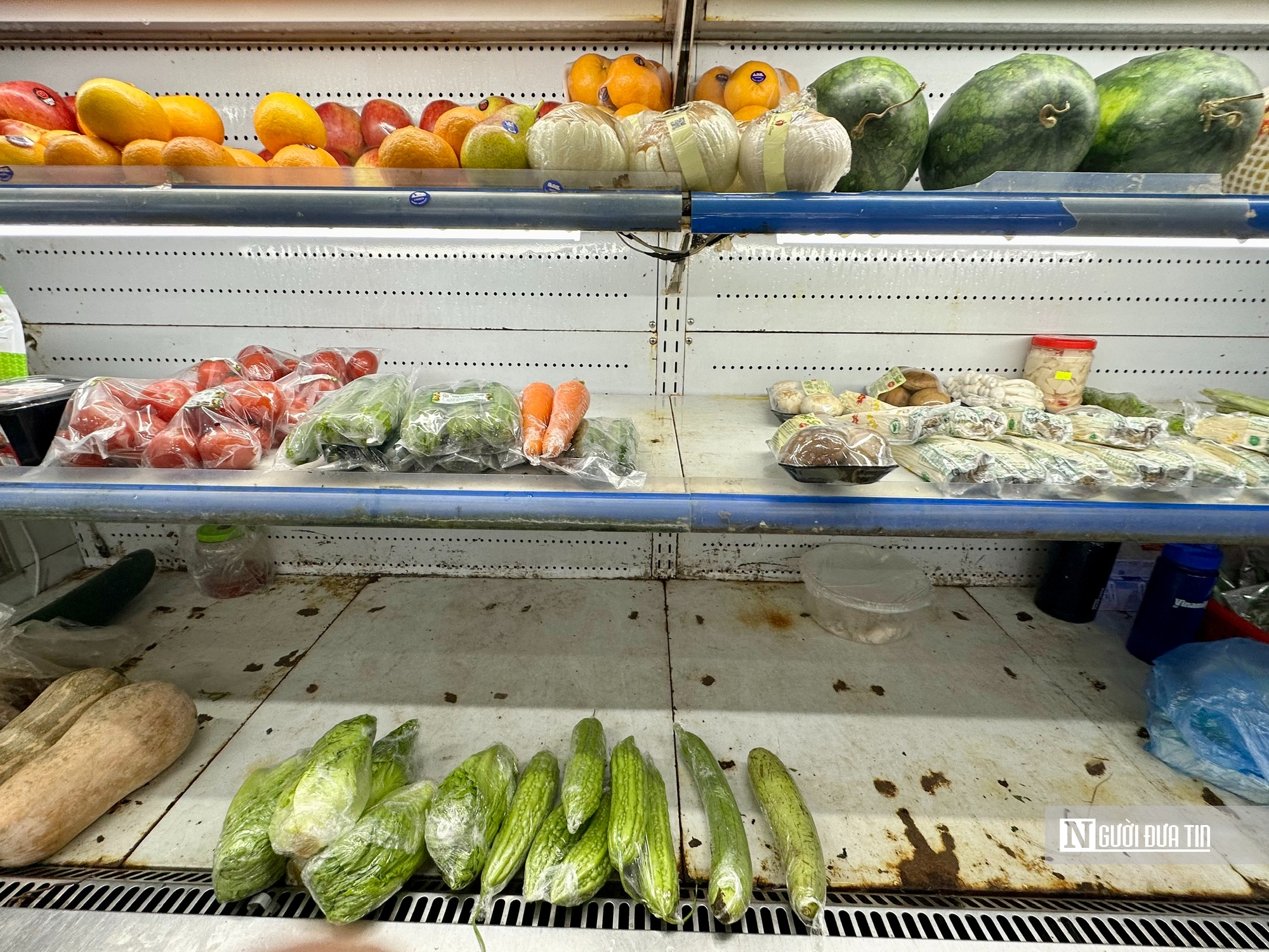 Thịt lợn, rau xanh đắt hàng trước giờ bão số 3 Wipha đổ bộ- Ảnh 4. Thịt lợn, rau xanh đắt hàng trước giờ bão số 3 Wipha đổ bộ- Ảnh 4.