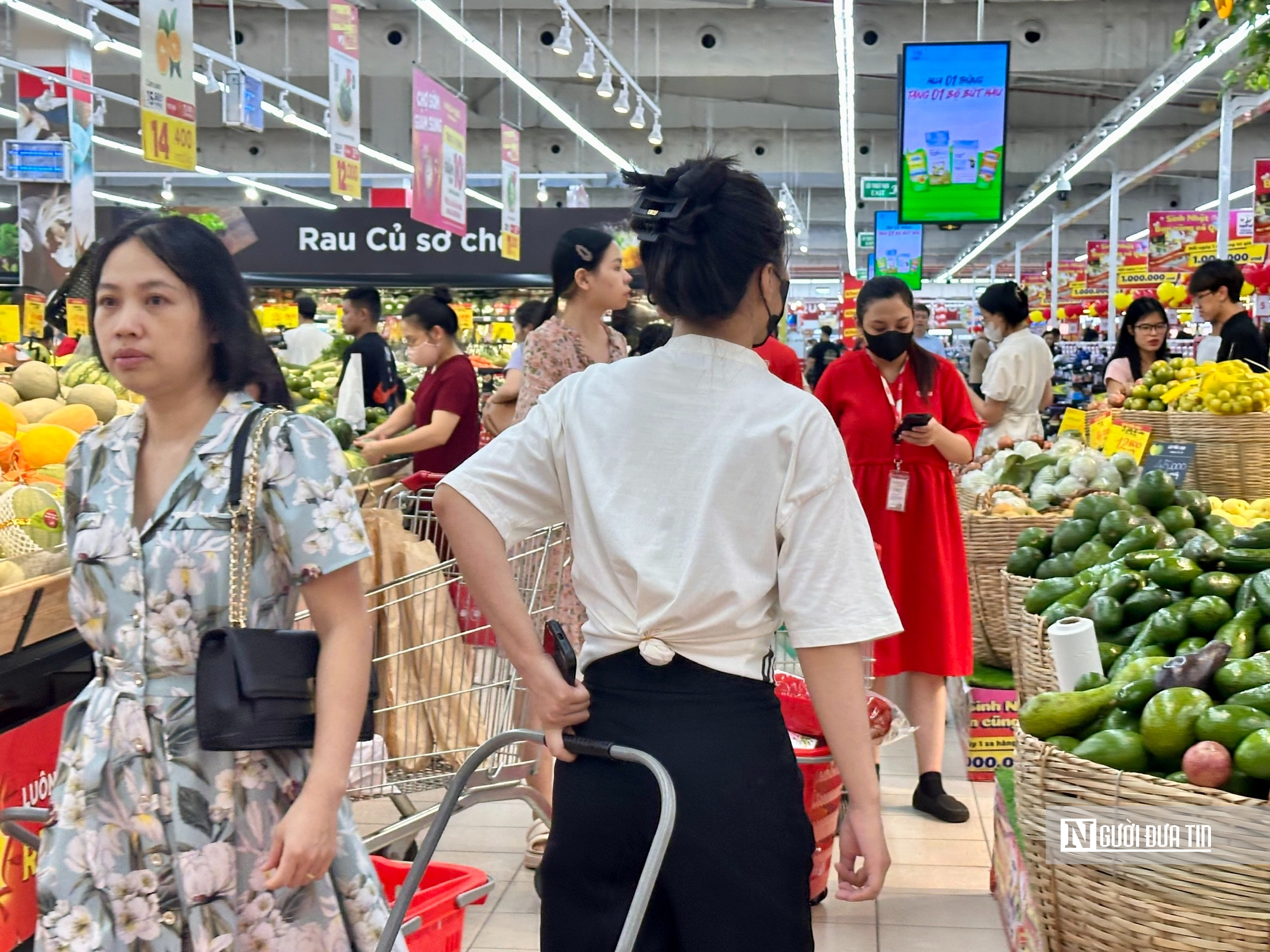 Thịt lợn, rau xanh đắt hàng trước giờ bão số 3 Wipha đổ bộ- Ảnh 6. Thịt lợn, rau xanh đắt hàng trước giờ bão số 3 Wipha đổ bộ- Ảnh 6.