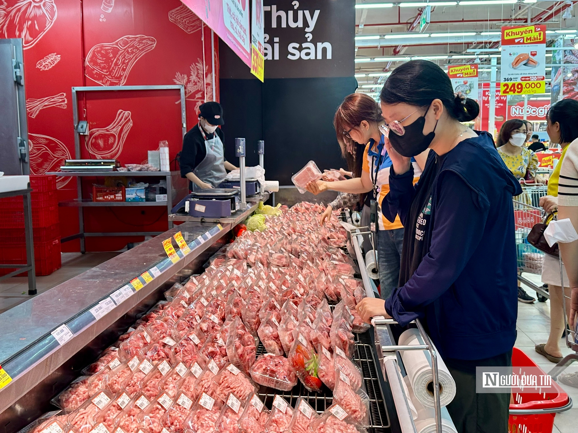 Thịt lợn, rau xanh đắt hàng trước giờ bão số 3 Wipha đổ bộ- Ảnh 7. Thịt lợn, rau xanh đắt hàng trước giờ bão số 3 Wipha đổ bộ- Ảnh 7.