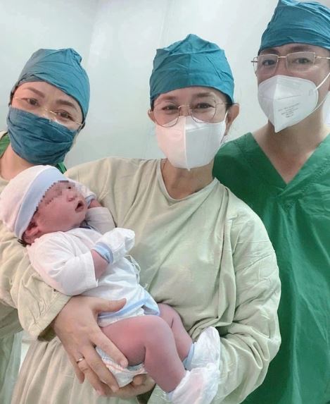 Bé trai nặng 5,8 kg chào đời ở Cà Mau - Ảnh 1.