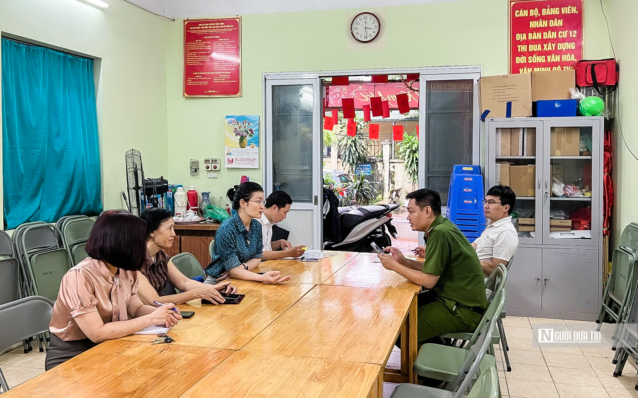 Hà Nội: Vận động di dời người dân chung cư G6A Thành Công tránh bão số 3- Ảnh 1. Hà Nội: Vận động di dời người dân chung cư G6A Thành Công tránh bão số 3- Ảnh 1.