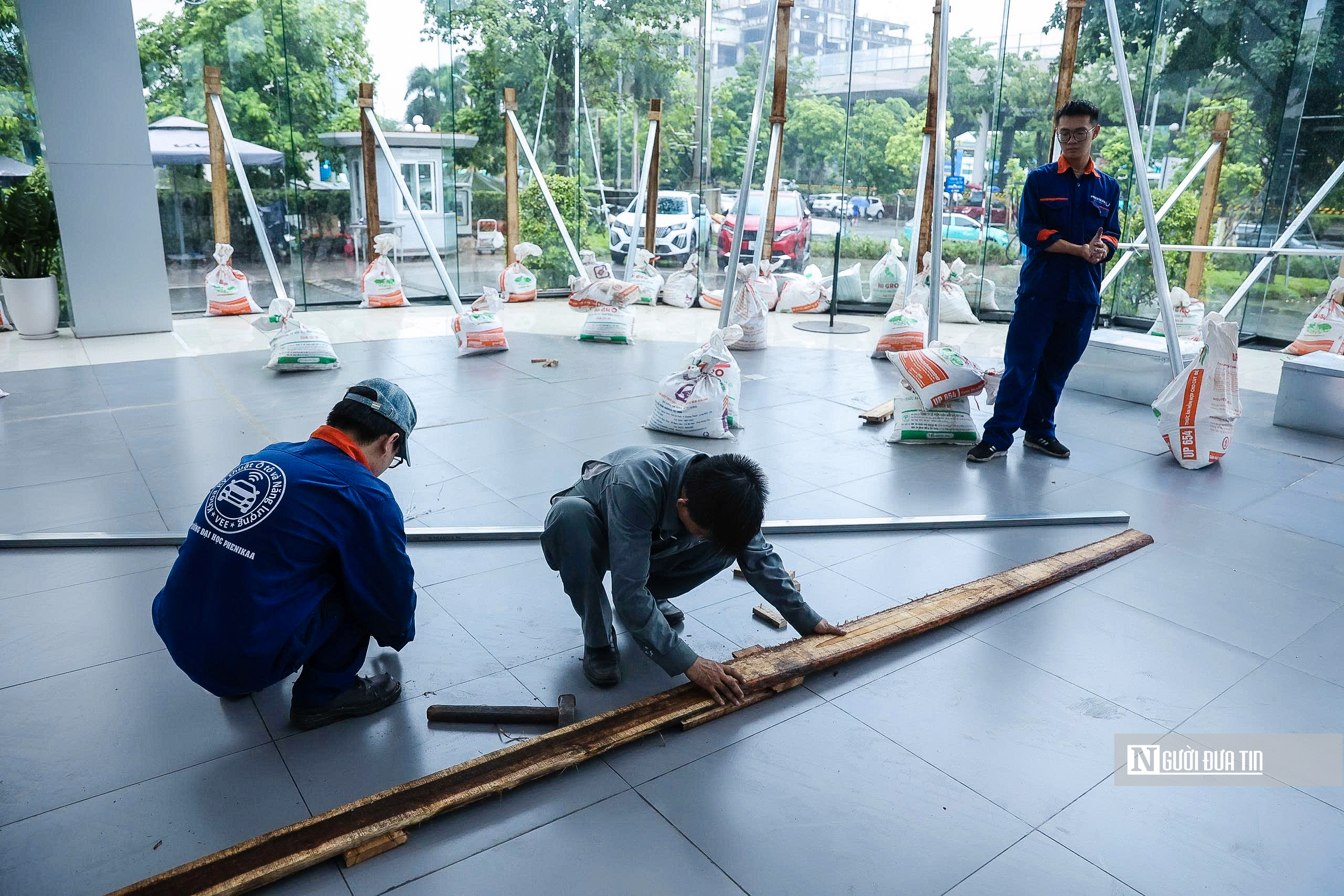 Người dân Hà Nội gia cố nhà cửa, tài sản, sẵn sàng đón bão số 3- Ảnh 3. Người dân Hà Nội gia cố nhà cửa, tài sản, sẵn sàng đón bão số 3- Ảnh 3.
