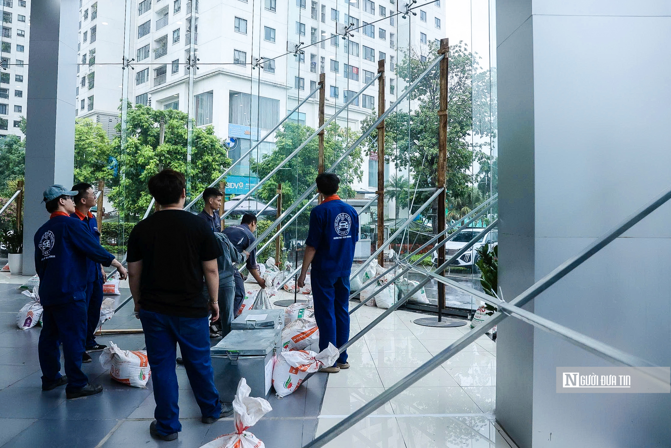 Người dân Hà Nội gia cố nhà cửa, tài sản, sẵn sàng đón bão số 3- Ảnh 4. Người dân Hà Nội gia cố nhà cửa, tài sản, sẵn sàng đón bão số 3- Ảnh 4.