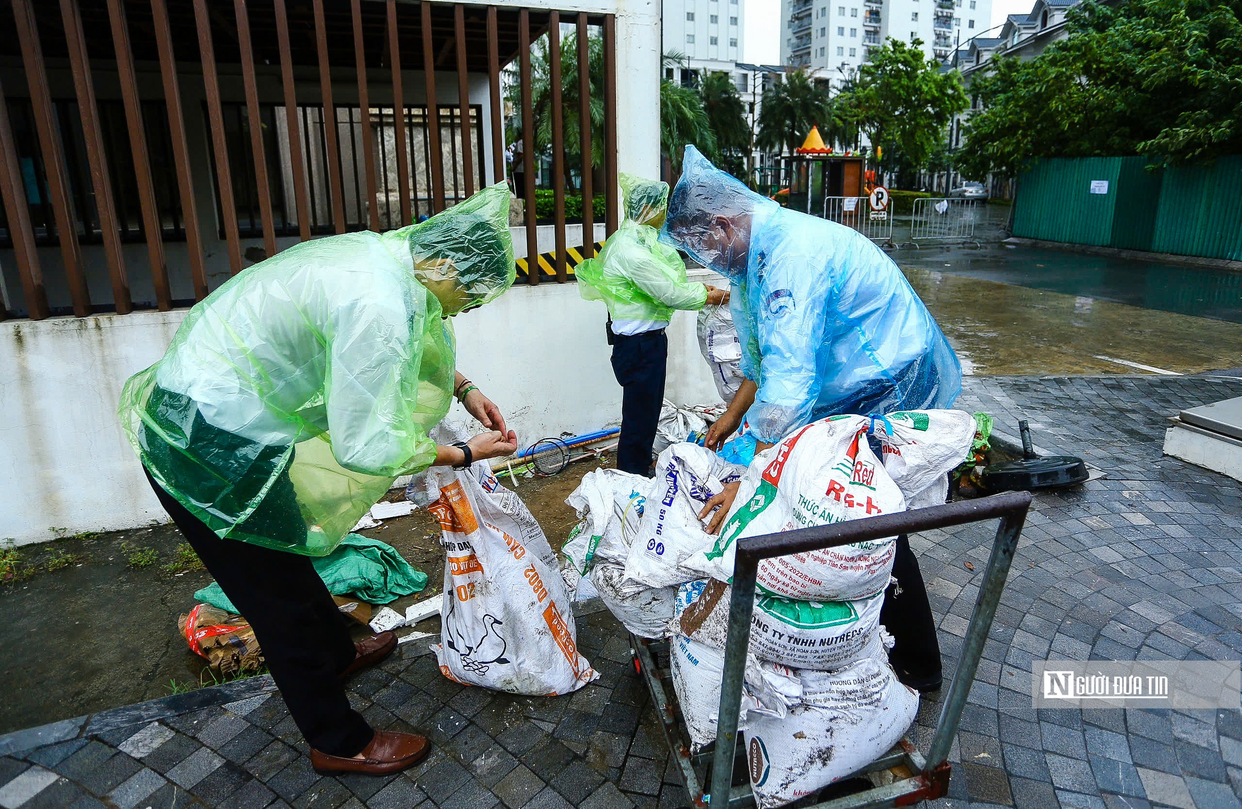 Người dân Hà Nội gia cố nhà cửa, tài sản, sẵn sàng đón bão số 3- Ảnh 1. Người dân Hà Nội gia cố nhà cửa, tài sản, sẵn sàng đón bão số 3- Ảnh 1.