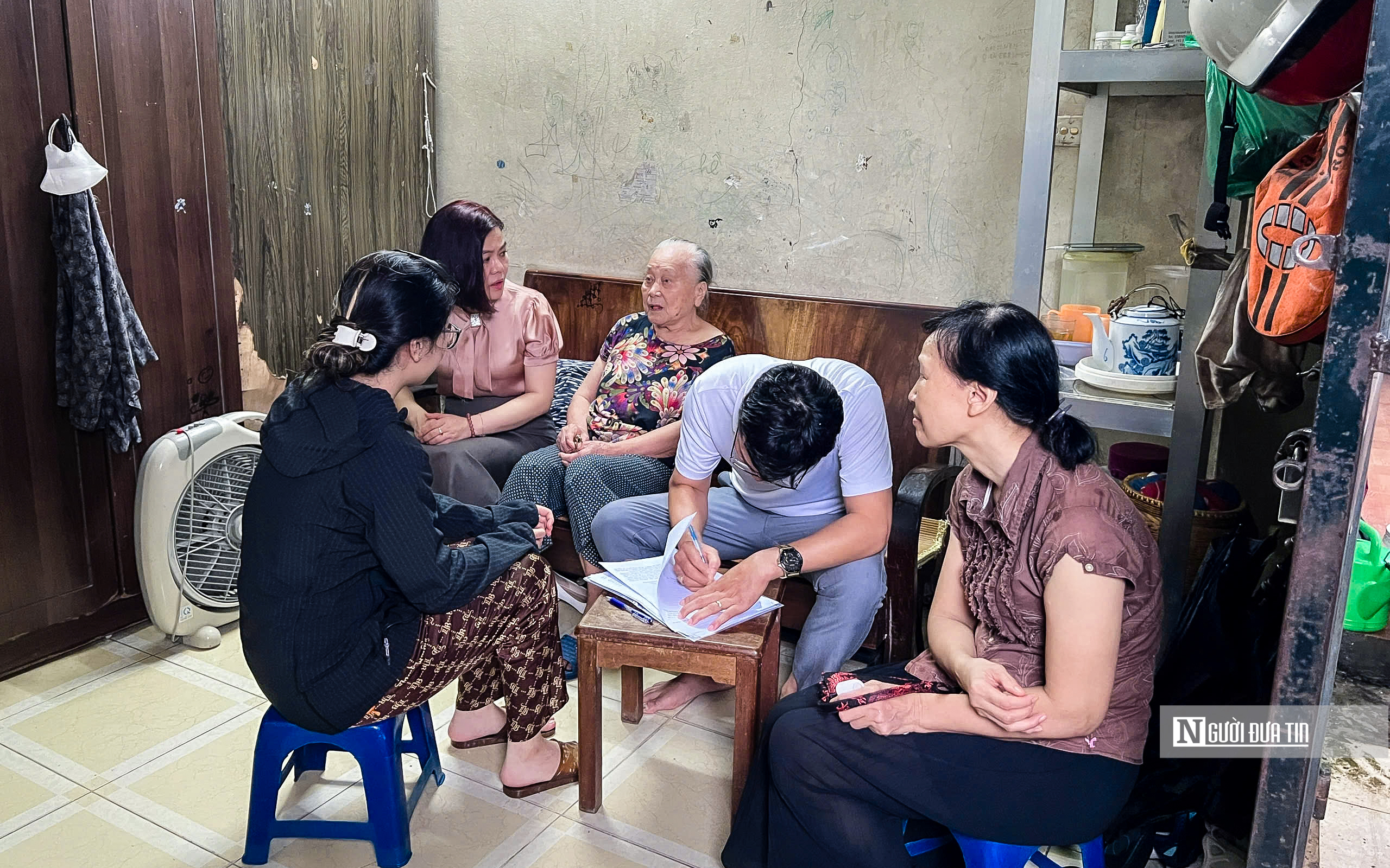 Hà Nội: Vận động di dời người dân chung cư G6A Thành Công tránh bão số 3- Ảnh 4. Hà Nội: Vận động di dời người dân chung cư G6A Thành Công tránh bão số 3- Ảnh 4.
