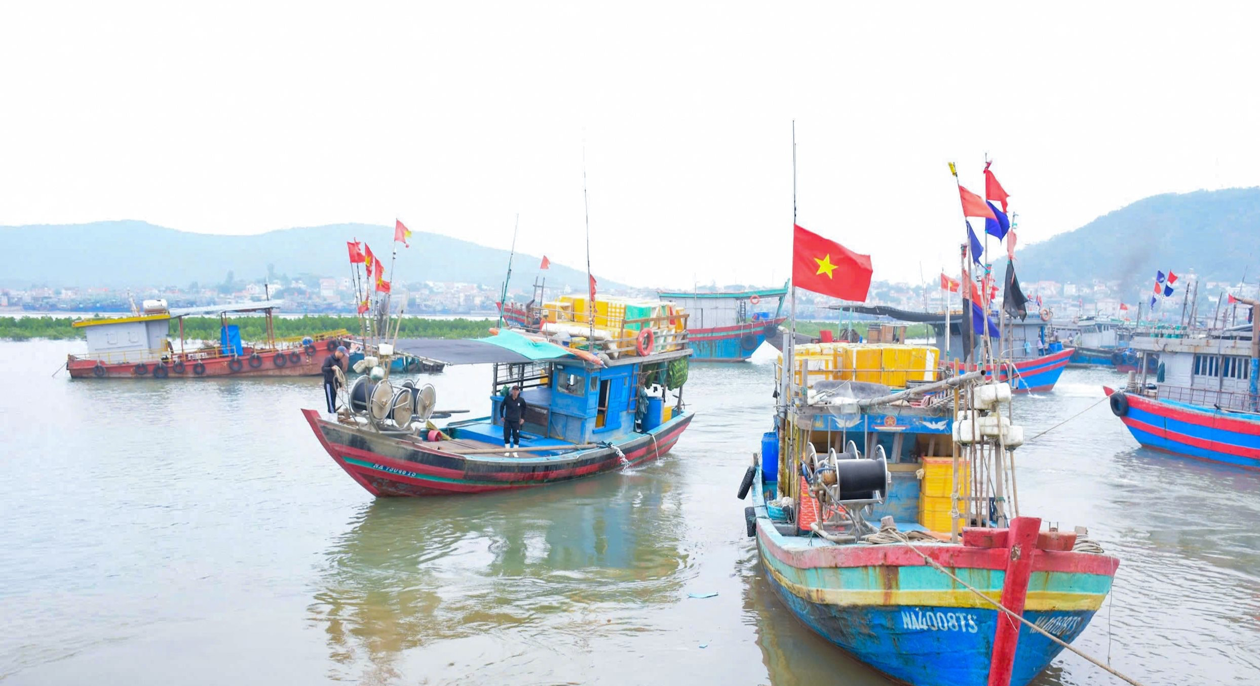 Nghệ An đã có thiệt hại, kích hoạt phương án phòng chống, ứng phó bão số 3 - Ảnh 2.