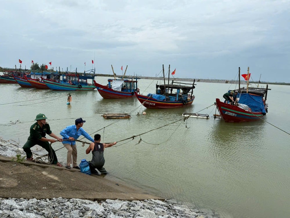 Hà Tĩnh: 2 người mất tích, 58 tàu cá bị sóng đánh chìm trước cơn bão số 3 - Ảnh 3.