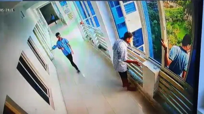 Nam sinh lớp 10 tử vong sau khi nhảy từ tầng cao ký túc xá- Ảnh 1. Nam sinh lớp 10 tử vong sau khi nhảy từ tầng cao ký túc xá- Ảnh 1.