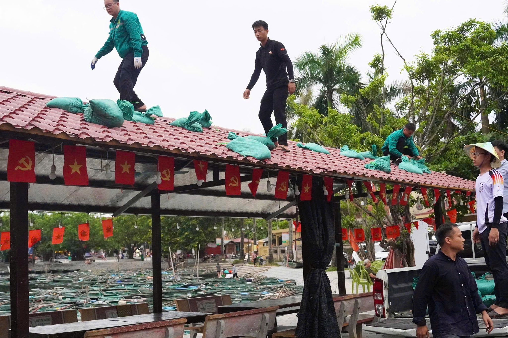 Ninh Bình tạm dừng đón khách đường thủy để ứng phó bão số 3 - Ảnh 2.