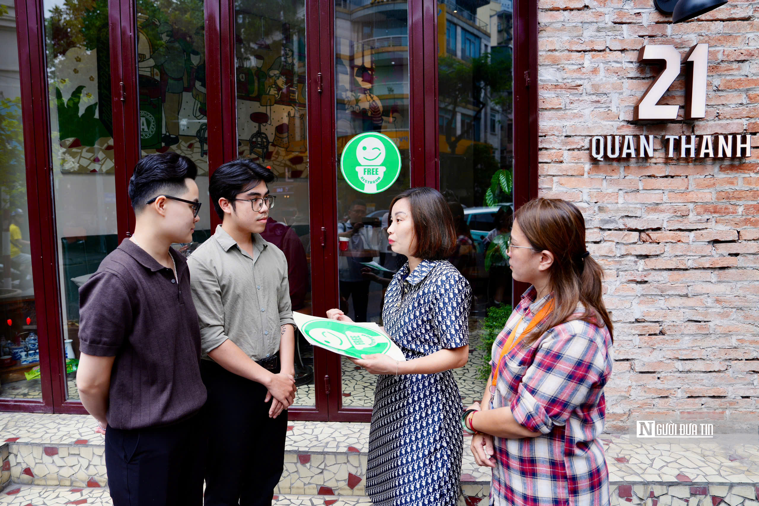 Hà Nội: Phủ kín nhà vệ sinh miễn phí phục vụ sự kiện A80 - Ảnh 1.