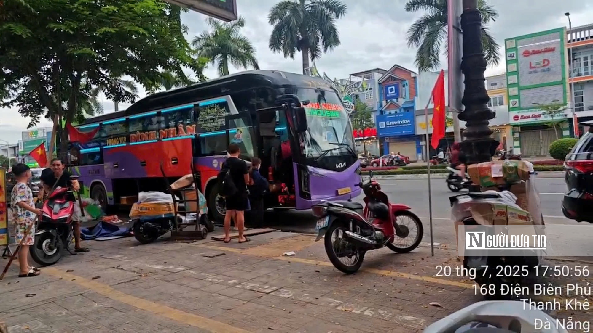 Đà Nẵng: Cần dứt điểm xử lý nạn "xe dù, bến cóc"- Ảnh 1. Đà Nẵng: Cần dứt điểm xử lý nạn "xe dù, bến cóc"- Ảnh 1.
