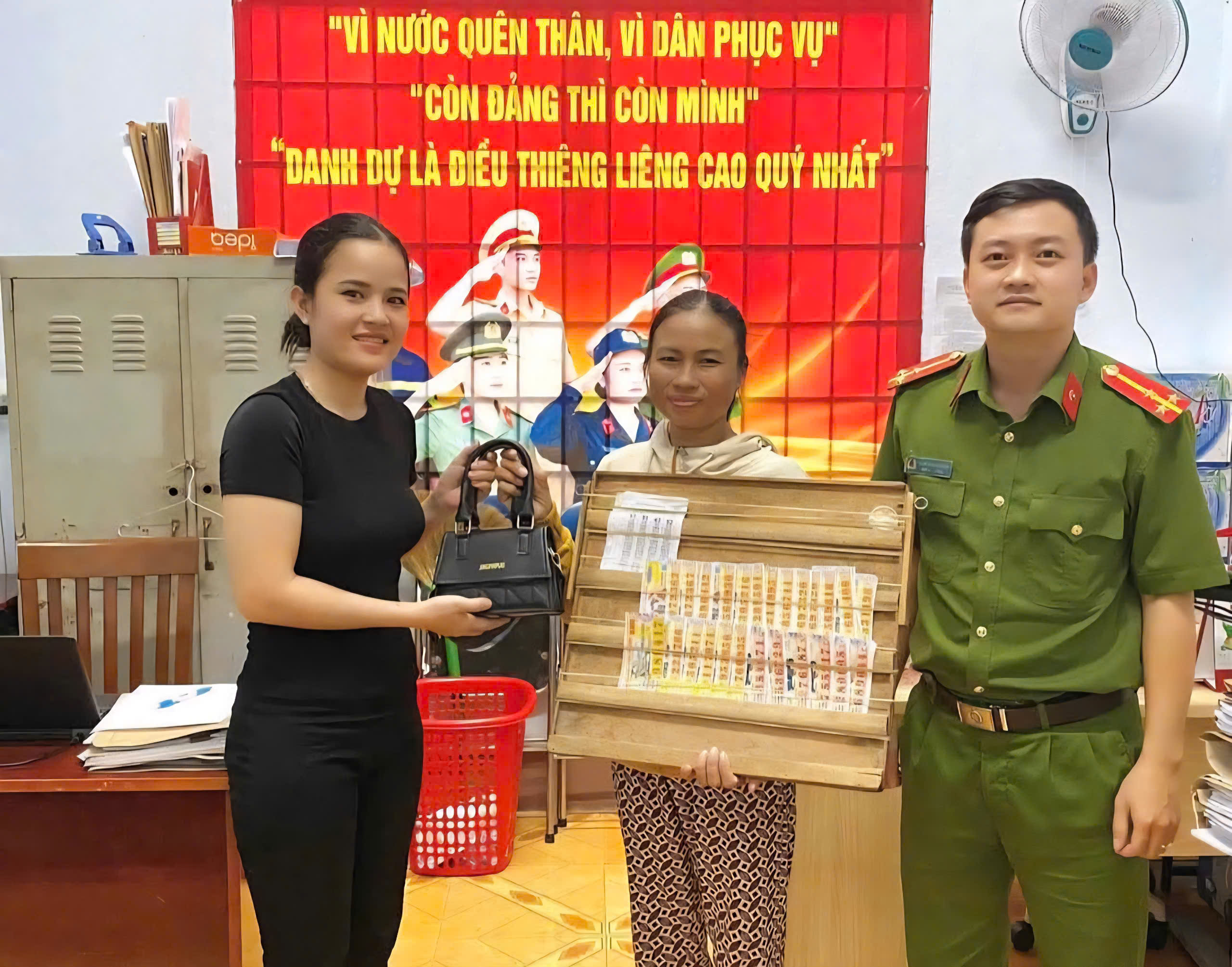 Hành động đẹp của người phụ nữ bán vé số trên Quốc lộ 51, Đồng Nai - Ảnh 1.