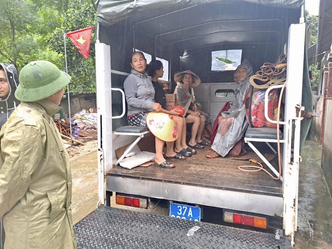 Nghệ An mưa lớn khiến hàng trăm hộ dân cô lập, hàng chục hộ di dời khẩn cấp - Ảnh 5.