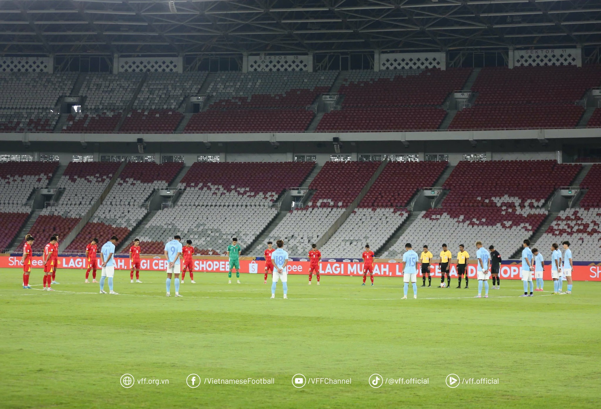U23 Việt Nam và U23 Campuchia dành phút tưởng niệm các nạn nhân vụ lật tàu ở Quảng Ninh - Ảnh 1. U23 Việt Nam và U23 Campuchia dành phút tưởng niệm các nạn nhân vụ lật tàu ở Quảng Ninh - Ảnh 1.