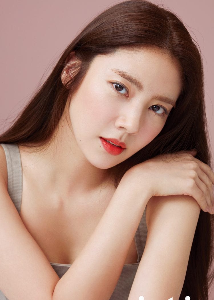 Góc khuất đầy tổn thương phía sau vẻ ngoài hào nhoáng của nữ ca sĩ bị chồng ép sinh con rồi bỏ mặc - Ảnh 3.