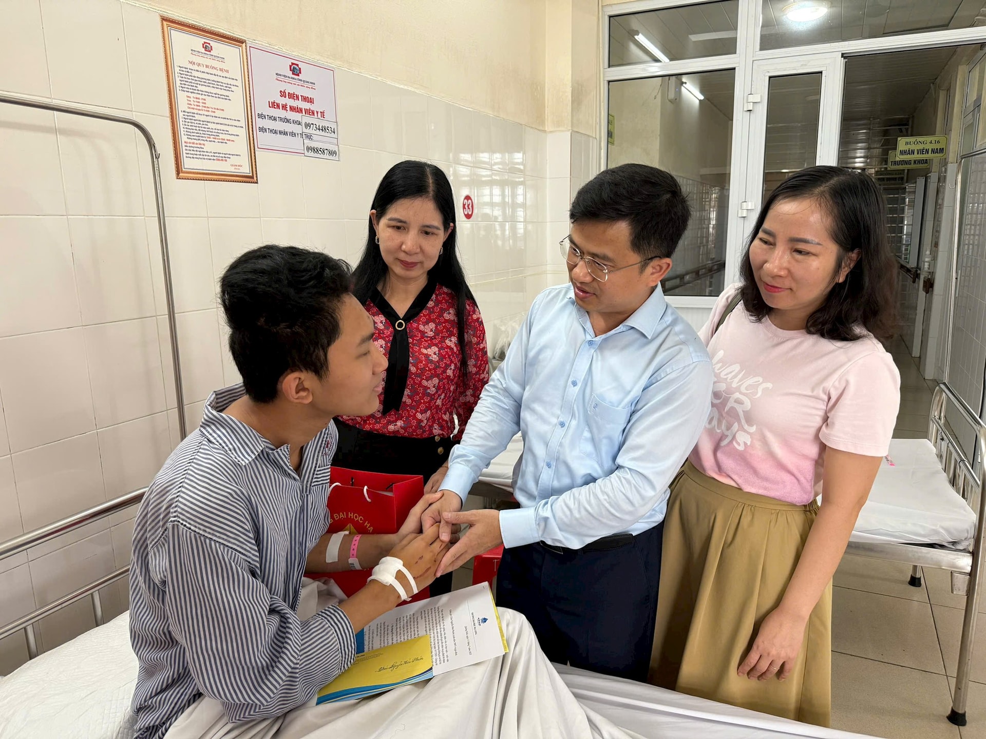 Bản tin 23/7: Một trường đại học nhận đỡ đầu học sinh mất 4 người thân trong vụ lật tàu - Ảnh 1.