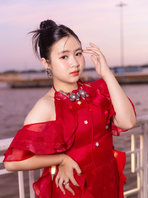 "Cô bé trăm tỷ" của màn ảnh Việt: Sở hữu bộ sưu tập vai diễn ấn tượng, nhan sắc tuổi 14 gây ngỡ ngàng - Ảnh 17.