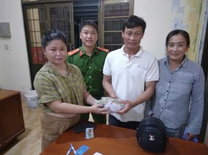 Trên đường đi làm, hai vợ chồng nhặt được ba lô chứa nhiều tiền mặt- Ảnh 1. Trên đường đi làm, hai vợ chồng nhặt được ba lô chứa nhiều tiền mặt- Ảnh 1.