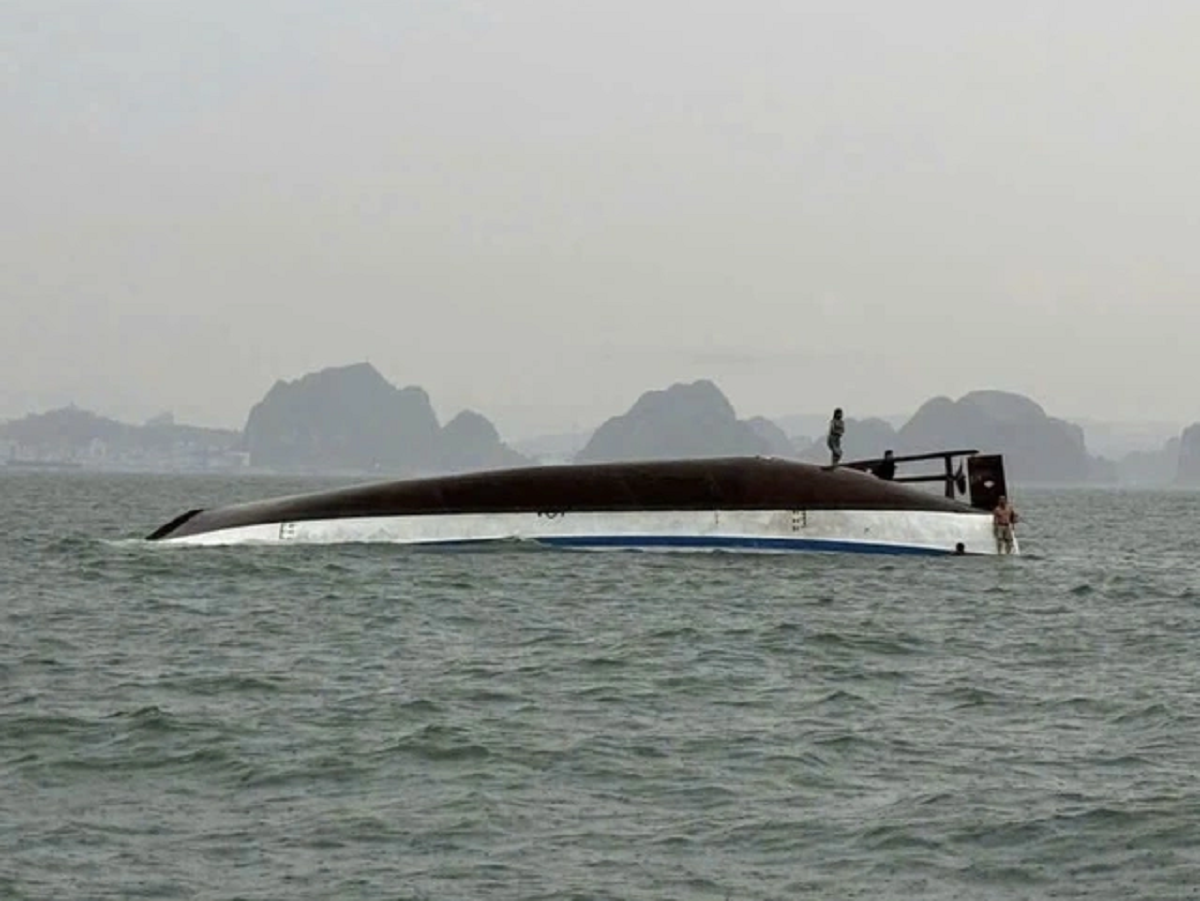 Vụ lật tàu du lịch trên vịnh Hạ Long: Phát hiện thêm 1 nạn nhân - Ảnh 1.