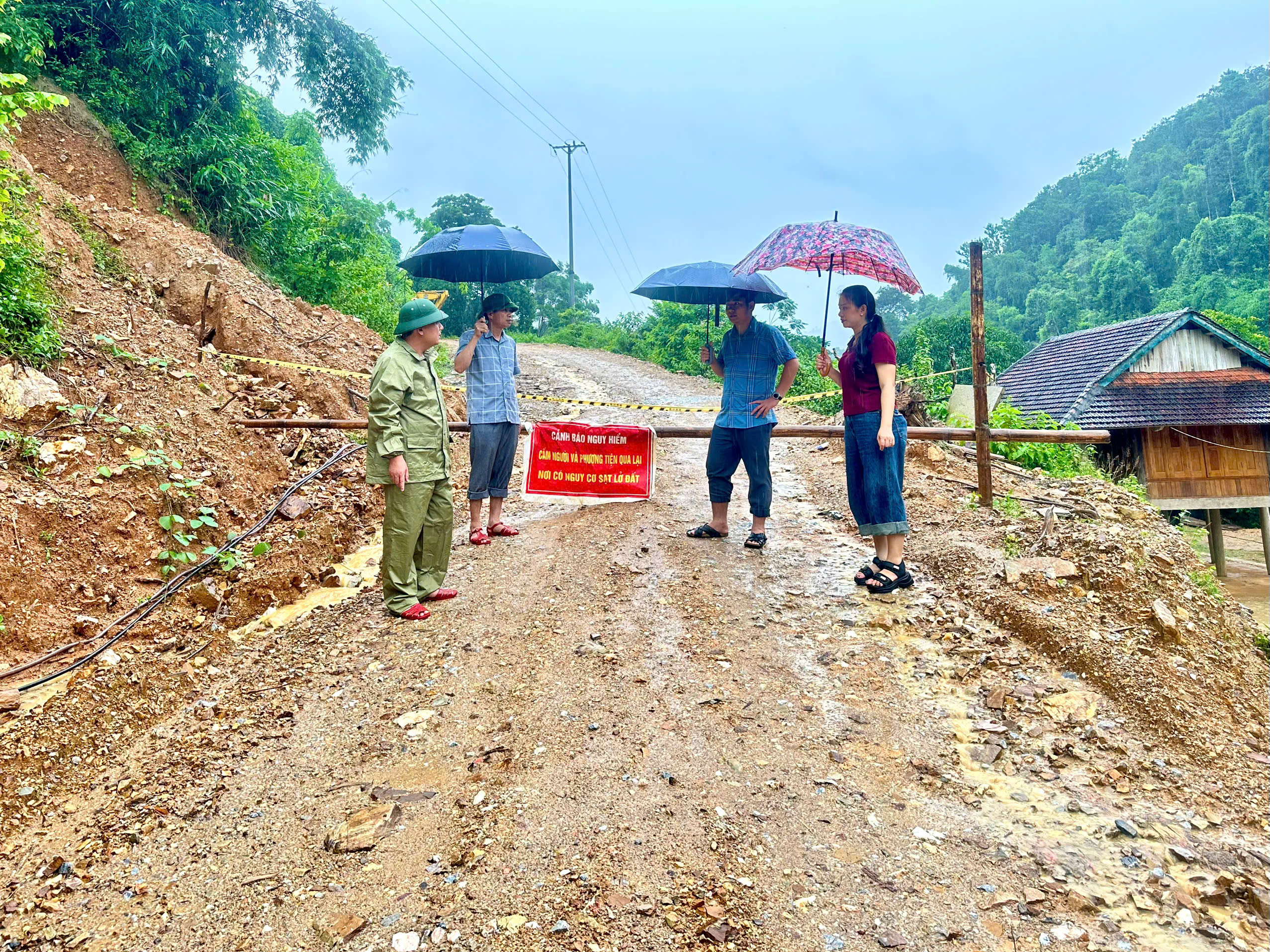Nghệ An mưa lớn khiến hàng trăm hộ dân cô lập, hàng chục hộ di dời khẩn cấp - Ảnh 2.
